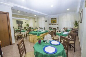 Tägliches inbegriffenes kontinentales Frühstück