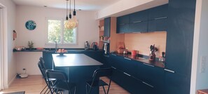 Réfrigérateur, micro-ondes, four, plaque de cuisson