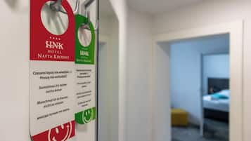 Ein Flur mit einem Schild für das HNK Hotel Nafta Krosno.