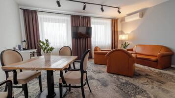 1 habitación, minibar, escritorio y espacio para trabajar con laptop
