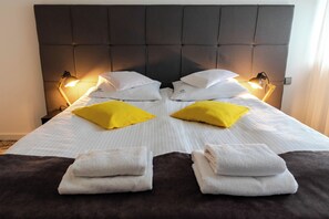 Minibar, bureau, espace de travail pour ordinateur portable