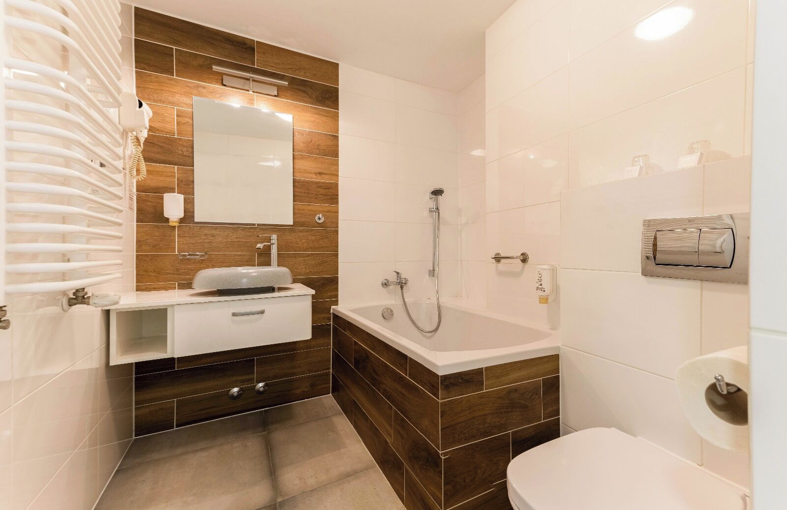 Superior Twin Room | Bathroom | Free toiletries, hair dryer, towels, soap