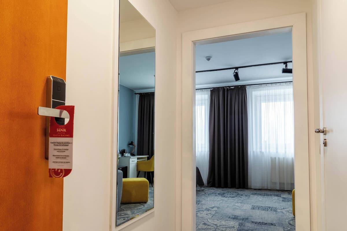Room | 1 bedroom, minibar, desk, laptop workspace