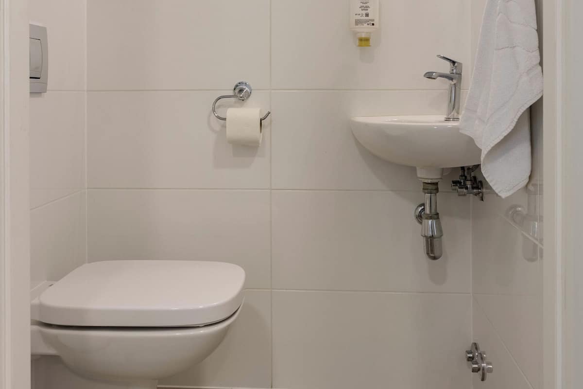 Superior Single Room | Bathroom | Free toiletries, hair dryer, towels, soap