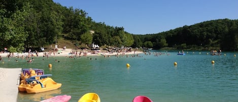 Ligstoelen aan het strand