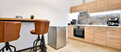Fridge, microwave, oven, coffee/tea maker