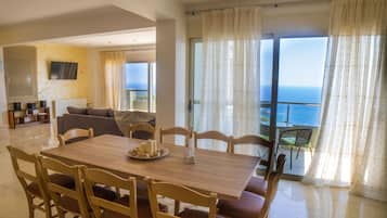 Villa, 4 chambres, piscine privée, vue mer | Coin séjour | Télévision à écran plat