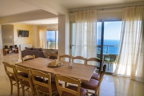 Vila, 4 quartos, piscina particular, vista para o mar | Área de estar | TV de tela plana