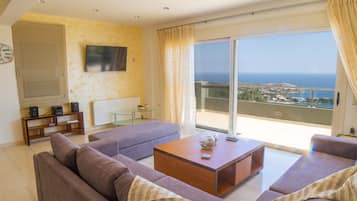 Villa, 4 chambres, piscine privée, vue mer | Coin séjour | Télévision à écran plat