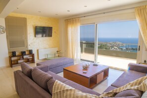 Villa, 4 camere da letto, piscina privata, vista mare | Area soggiorno | TV a schermo piatto