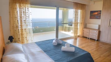 Villa, 4 chambres, piscine privée, vue mer | 4 chambres, Wi-Fi gratuit, draps fournis