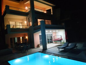 住宿正面 (夜晚)