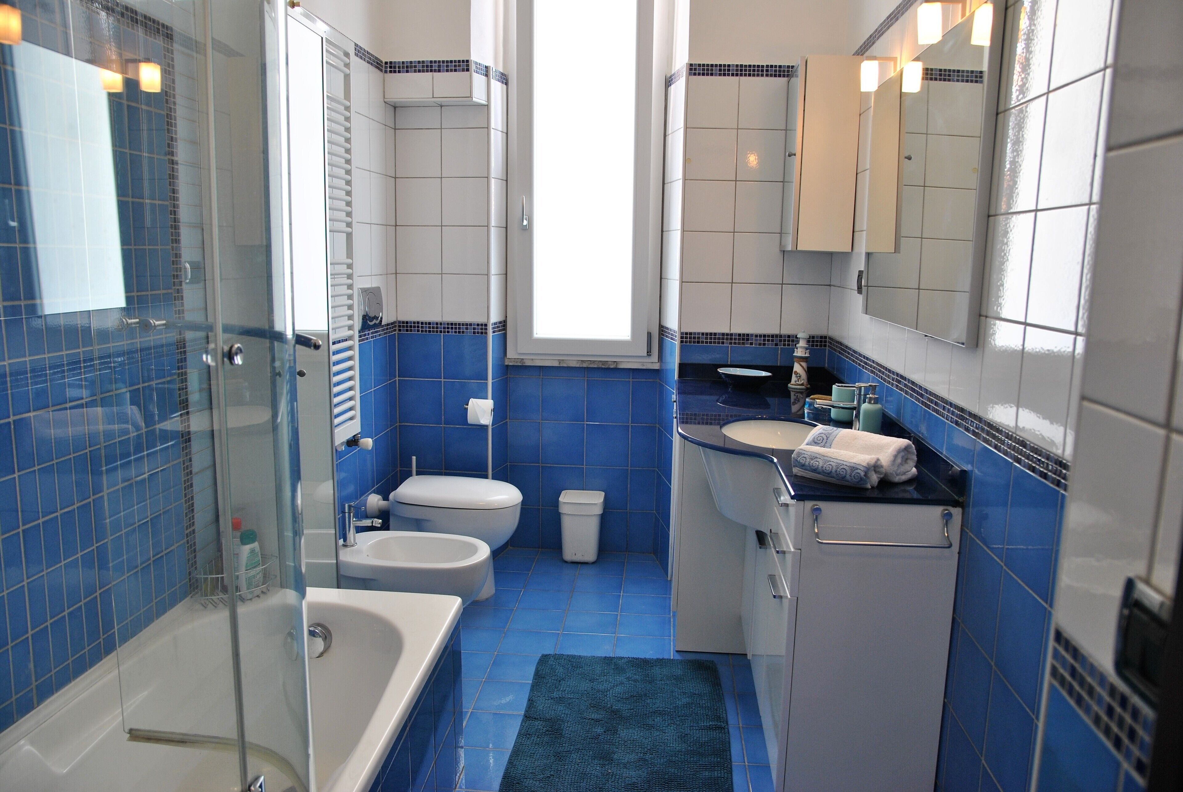 Huis, 2 slaapkamers, balkon, uitzicht op de stad | Badkamer