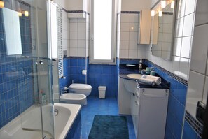 House, 2 Bedrooms, Balcony, City View | Bathroom - Air-conditioned Apartment in the Center of Formia 400 Meters From the Station (Formia)