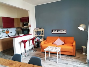 House, 2 Bedrooms, Balcony, City View | Living room