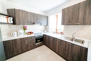 ثلاجة، فرن، غسالة أطباق، محمصة خبز