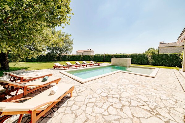 حمّام سباحة خارجي