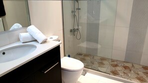 Apartamento, 2 habitaciones, vistas al mar | Baño | Ducha, toallas y champú