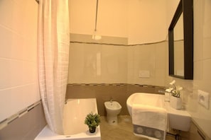 Appartement, 2 chambres | Salle de bain | Ensemble douche/baignoire, douche à « effet pluie »