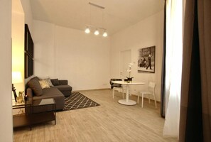 Appartement, 2 chambres | Coin séjour | Télévision à écran plat