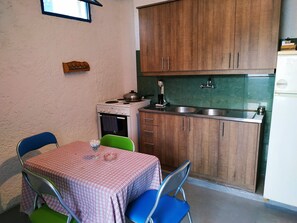 ハウス 2 ベッドルーム シービュー | 専用キッチン | 大型冷蔵庫、電子レンジ、コンロ、調理器具と食器