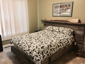 Deluxe Double or Twin Room | Pillowtop beds, individually decorated, blackout drapes, soundproofing - Pebble Springs BnB (Lester Beach)