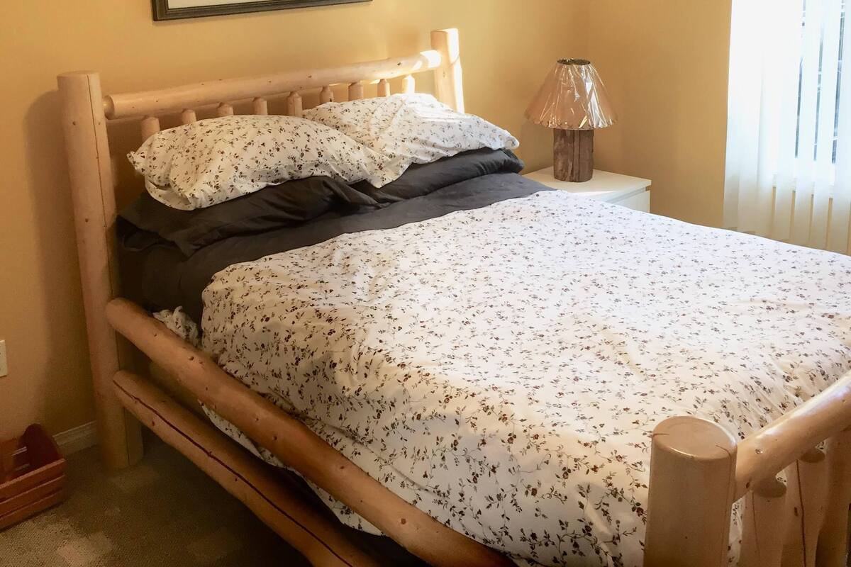 Quarto casal conforto | Camas com colchões pillow-top, cortinas blackout, quartos à prova de som