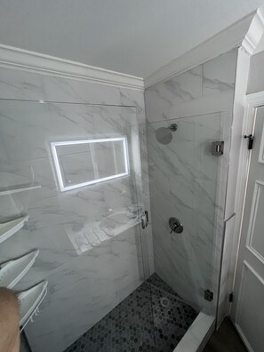 Ensemble douche/baignoire, sĂšche-cheveux, serviettes fournies