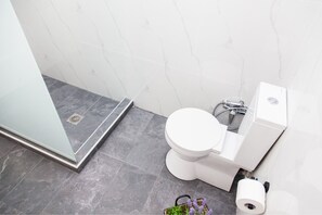 Departamento, 3 habitaciones | Baño | Regadera y toallas 