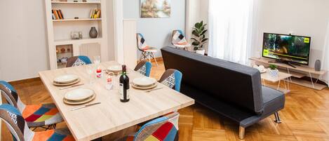 Apartment, 3 Bedrooms | Makan dalam bilik