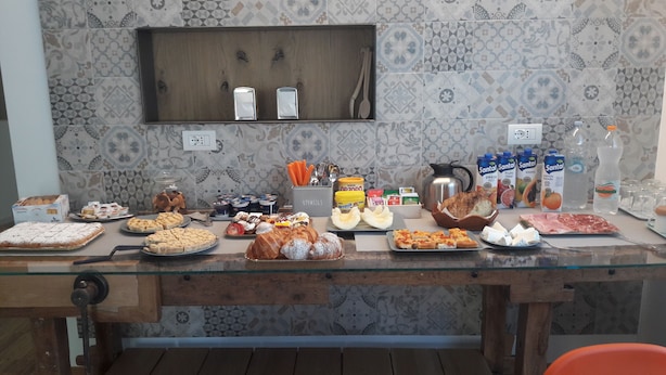 Ein reichhaltiges Buffet mit verschiedenen Speisen und Beilagen.