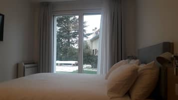 Desk, laptop workspace, soundproofing, free WiFi