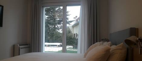 办公桌、笔记本电脑工作区、隔音、免费 WiFi