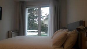 Schreibtisch, laptopgeeigneter Arbeitsplatz, schallisolierte Zimmer