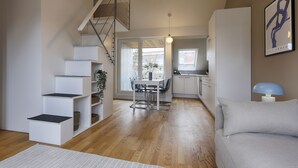 Ein modernes Interieur mit Treppe, Essbereich und Küche.