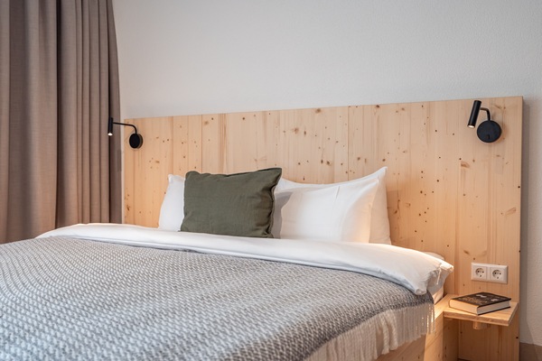 Deluxe-Studio | Allergikerbettwaren, Schreibtisch, Verdunkelungsvorhänge