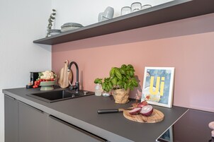 Deluxe-Studio | Eigene Küche | Großer Kühlschrank, Herdplatte, Geschirrspüler, Espressomaschine