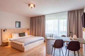 Leilighet – comfort | Allergitestet sengetøy, skrivebord og blendingsgardiner