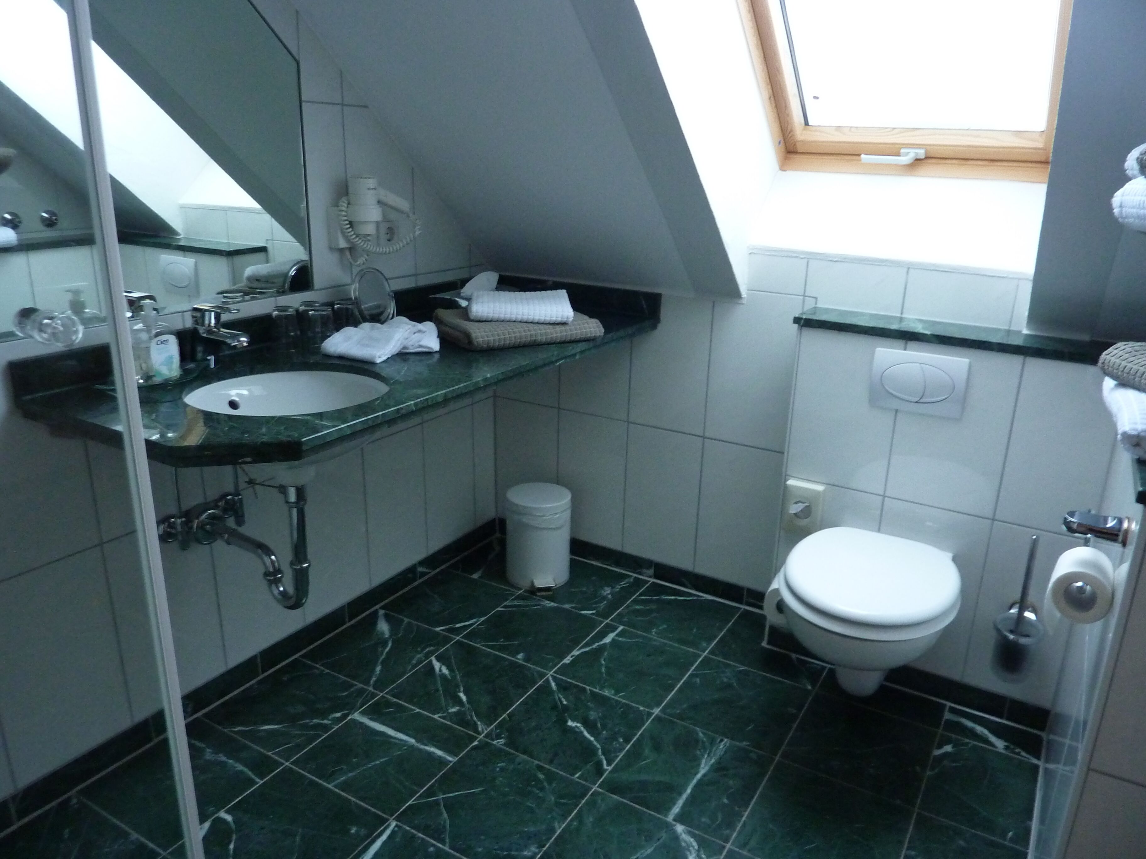 deluxe apartment (4 person) | bathroom | hair dryer, towels, soap, shampoo