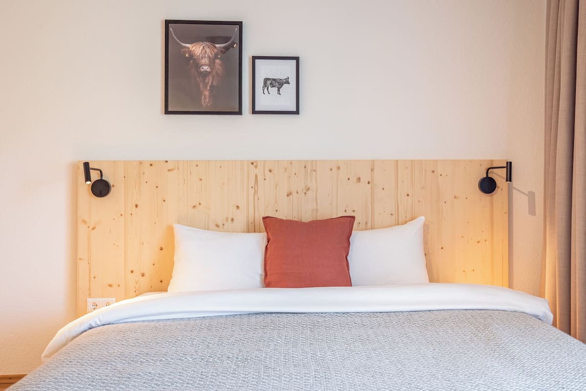 Comfort Apartment | Hypo-allergenic bedding, blackout drapes, iron/ironing board, free WiFi