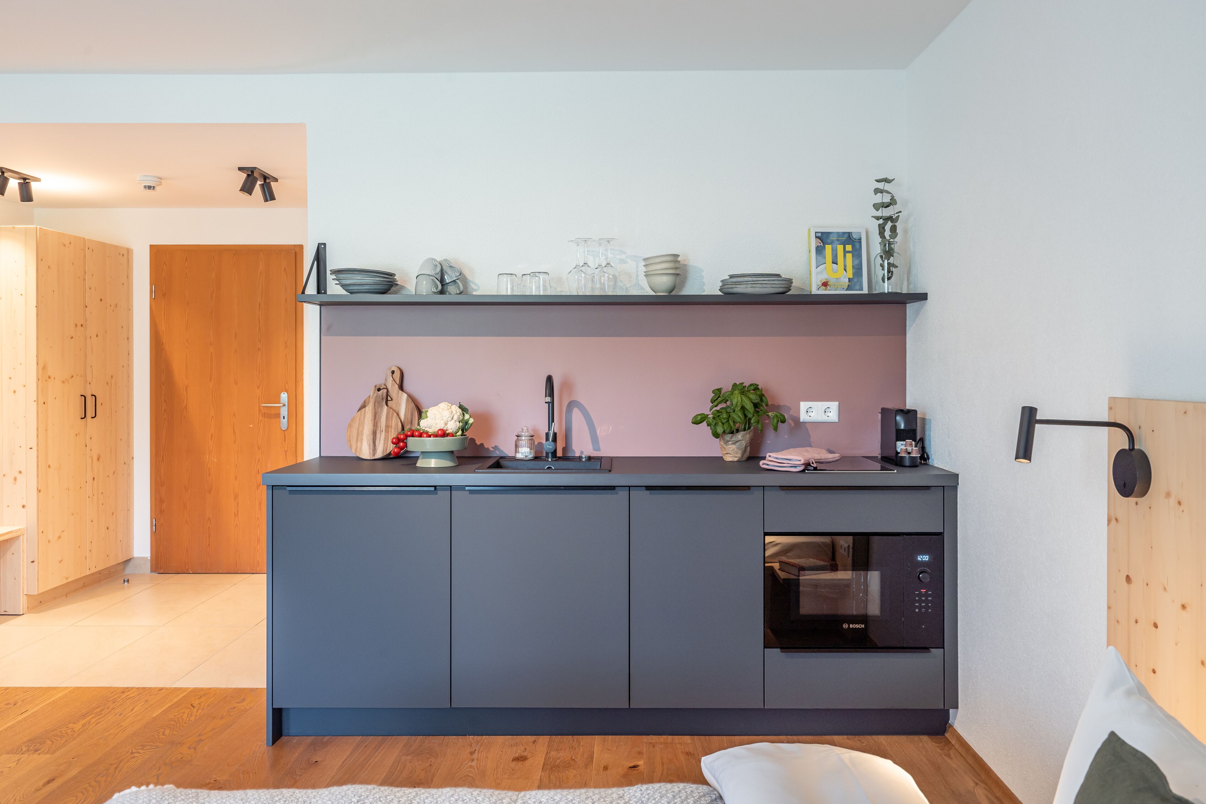 Refrigerador con freezer, placa de cocina, lavavajillas