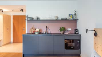 Refrigerador con freezer, placa de cocina, lavavajillas