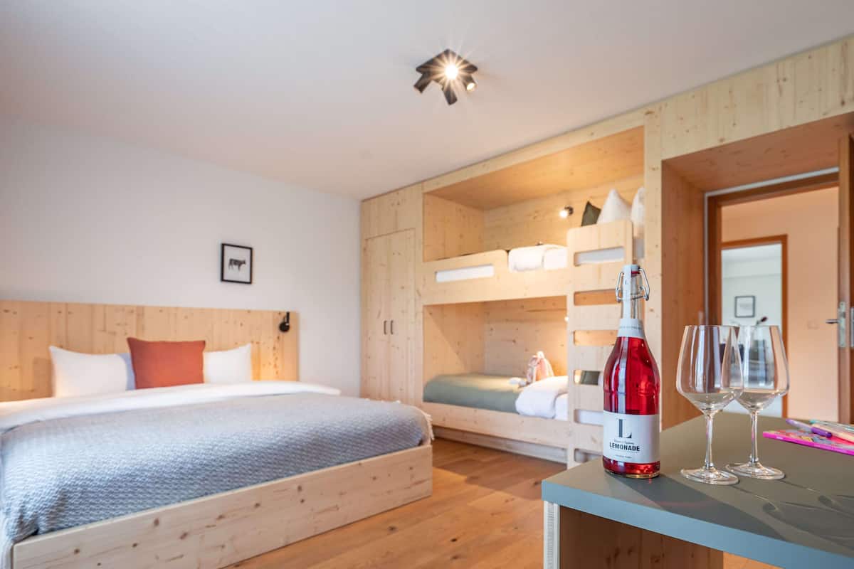 Familie appartement | 1 slaapkamer, hypoallergeen beddengoed, een bureau