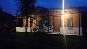 Bagian depan properti - sore/malam
