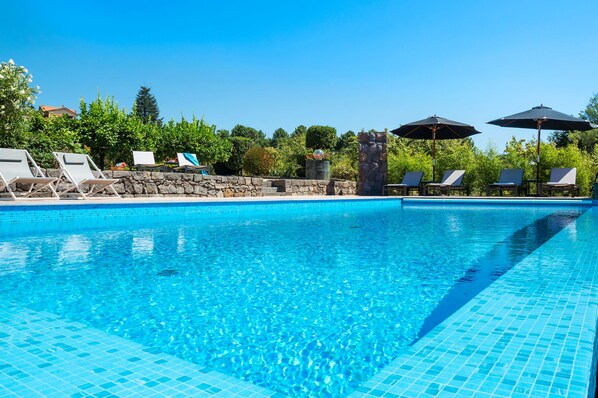 حمّام سباحة خارجي موسمي، مظلات على حمّام السباحة، مقاعد للتشمس