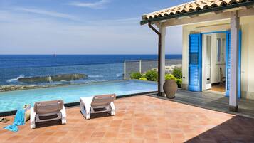 Piscina all'aperto, lettini