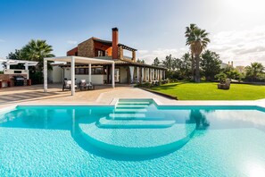 Outdoor pool - Villa Cielo (Paceco)
