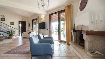 Villa, 5 camere da letto | Area soggiorno | TV a schermo piatto, caminetto