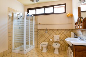 Bañera y ducha independientes, bañera profunda