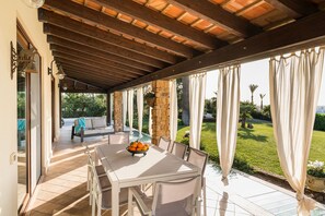 Villa, 5 habitaciones | Servicio de comidas en la habitación